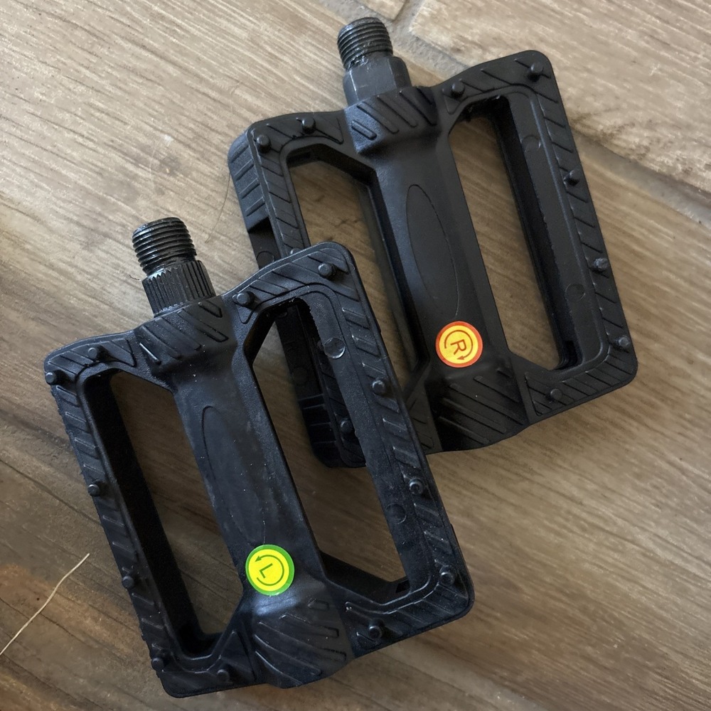 FP BLACK PLASTIC BICYCLE‎ PEDALS W/REFLECTOR BIKE PARTS 869